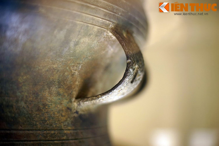 Thân trống có đôi quai kép, trang trí kiểu vặn thừng.