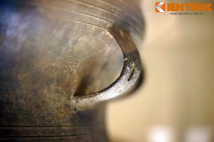 Thân trống có đôi quai kép, trang trí kiểu vặn thừng.