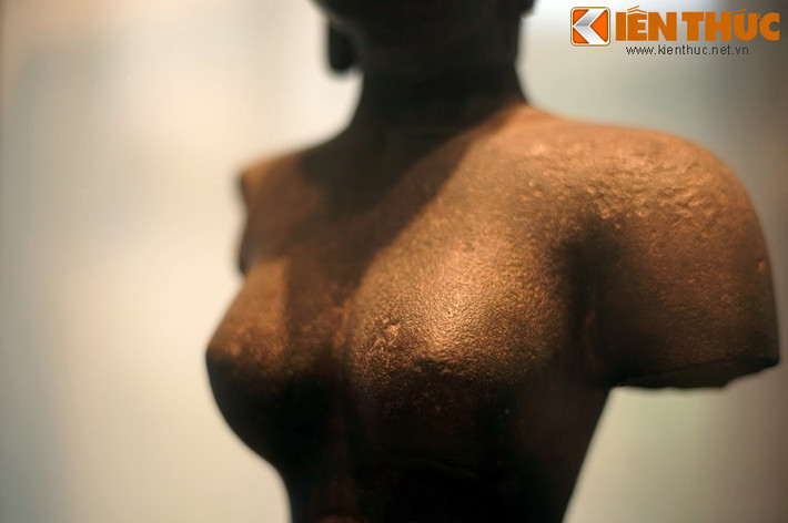 Phần cổ nữ thần thon thả, vai tròn lẳn, khuôn ngực đầy đặn nữ tính và đầy vẻ thánh thiện.