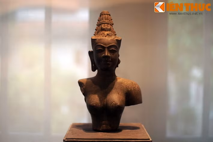 Được tìm thấy ở Hương Quế, Quế Sơn, Quảng Nam, tượng nữ thần Devi (hiện lưu giữ tại Bảo tàng Lịch sử TP HCM) được đánh giá là tác phẩm điêu khắc nữ thần đẹp nhất của nền văn hóa Chăm Pa từng được tìm thấy.