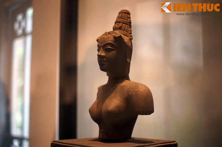 Tượng cao 38,5 cm, rộng 21,6 cm, dày 11,8 cm và nặng 20 kg, được chế tác bằng đá sa thạch, thể hiện dạng bán thân, ngực để trần.