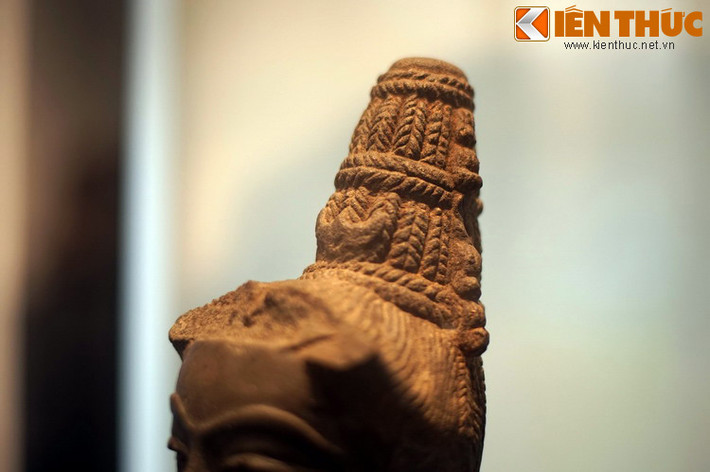 Tóc nữ thần được tết rất cầu kỳ và búi cao dạng tháp.