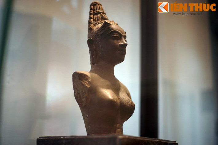 Theo truyền thuyết Chăm, nữ thần Devi có tên thật là Rija Kula Hara Devi, là vợ của vua Indravarman II, người sáng lập triều đại Đồng Dương, thế kỷ 9.