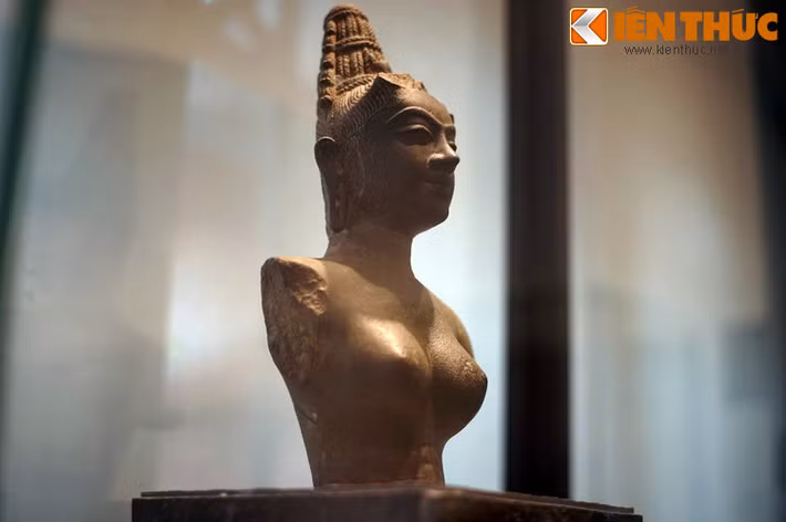 Theo truyền thuyết Chăm, nữ thần Devi có tên thật là Rija Kula Hara Devi, là vợ của vua Indravarman II, người sáng lập triều đại Đồng Dương, thế kỷ 9.