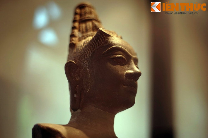 Lúc sinh thời hoàng hậu Devi là người có tấm lòng từ bi, thương những người nghèo khó, cô nhi quả phụ và có nhiều công lao với đất nước. Sau khi mất, bà được vua Jaya Shinhavarman I phong thần và dựng tháp thờ.