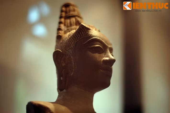 Lúc sinh thời hoàng hậu Devi là người có tấm lòng từ bi, thương những người nghèo khó, cô nhi quả phụ và có nhiều công lao với đất nước. Sau khi mất, bà được vua Jaya Shinhavarman I phong thần và dựng tháp thờ.