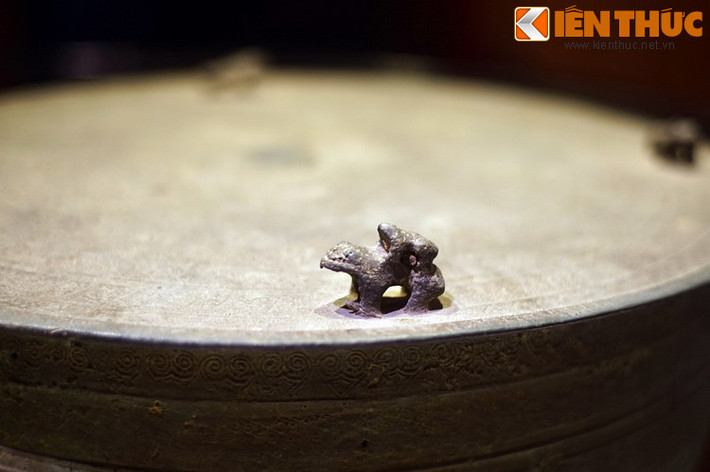 Một số trống có các cặp cóc trong tư thế đang giao phối, thể hiện mong muốn phồn thực, con đàn cháu đống.