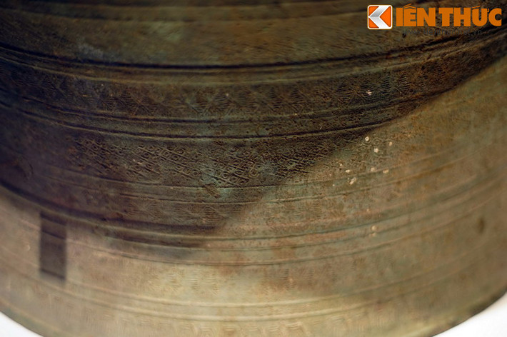 Đặc biệt, trên bề mặt trống Heger II không có trang trí hình người hay vật mà chỉ có hoa văn hình học lặp đi lặp lại.