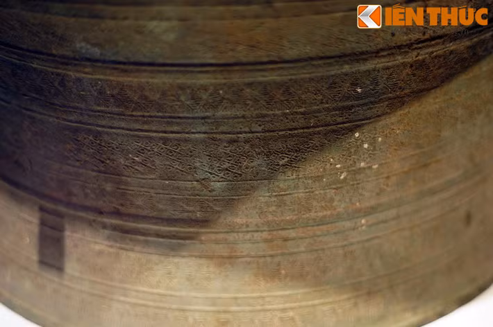 Đặc biệt, trên bề mặt trống Heger II không có trang trí hình người hay vật mà chỉ có hoa văn hình học lặp đi lặp lại.