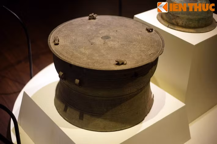 Đối với người Mường, trống đồng là vật phẩm thiêng liêng, biểu trưng cho địa vị của tầng lớp Lang đạo… Ngoài chức năng nhạc khí, trống đồng còn được dùng trong các nghi lễ tôn giáo, lễ hội hay còn cả trong chiến đấu.