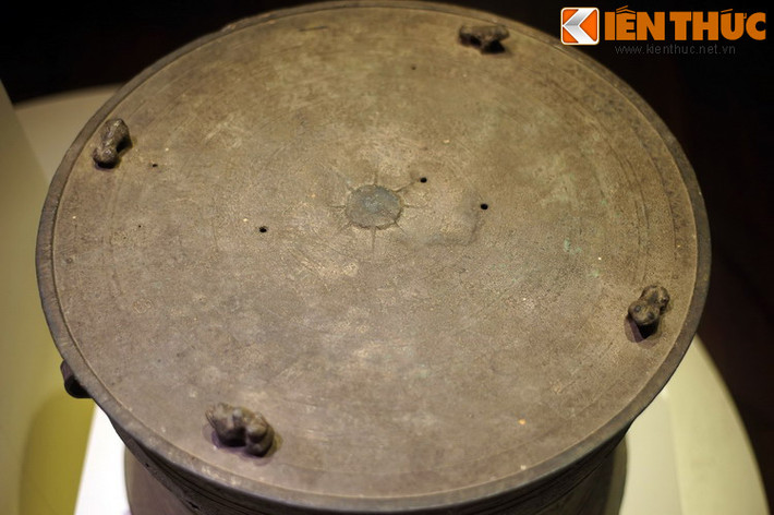 Không chỉ gắn bó với đời sống hàng ngày của người Mường, trống đồng còn là lễ vật được chôn theo người quá cố, một truyền thống tâm linh được kế thừa từ người Việt cổ từ thời Đông Sơn.