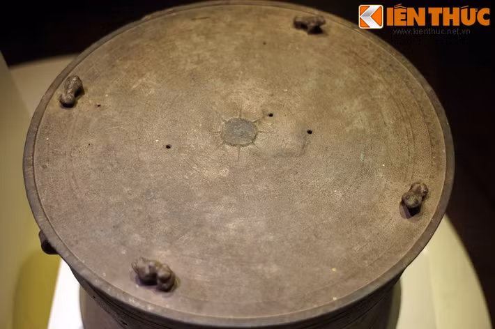 Không chỉ gắn bó với đời sống hàng ngày của người Mường, trống đồng còn là lễ vật được chôn theo người quá cố, một truyền thống tâm linh được kế thừa từ người Việt cổ từ thời Đông Sơn.