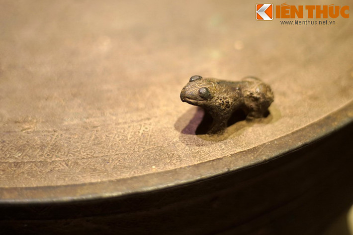 Rìa mặt trống có những khối tượng ếch/cóc, tượng trưng cho ước muốn mưa thuận gió hòa, mùa màng tốt tươi của người xưa.