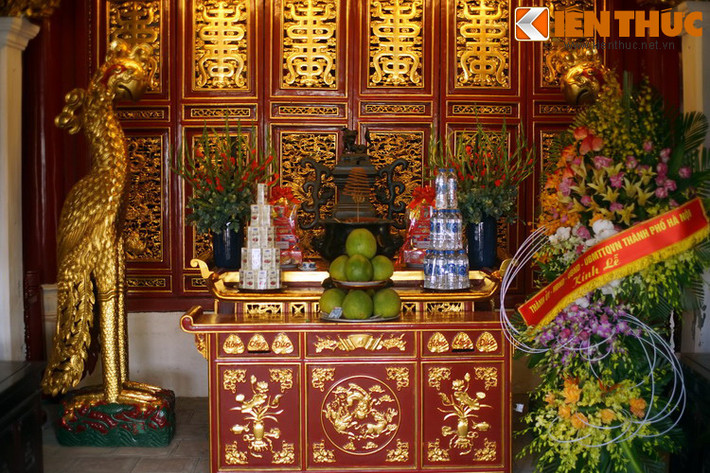 Đôi chim anh vũ, tức chim vẹt, được thờ trong nhà Bái đường của đền Ngọc Sơn, ngôi đền nổi tiếng của Thủ đô Hà Nội. Tục thờ chim vẹt là một tín ngưỡng độc đáo của người Việt, gắn với các truyền thuyết ly kỳ liên quan đến nhà Hậu Lê và các chúa Trịnh, được ghi lại trong sử sách.