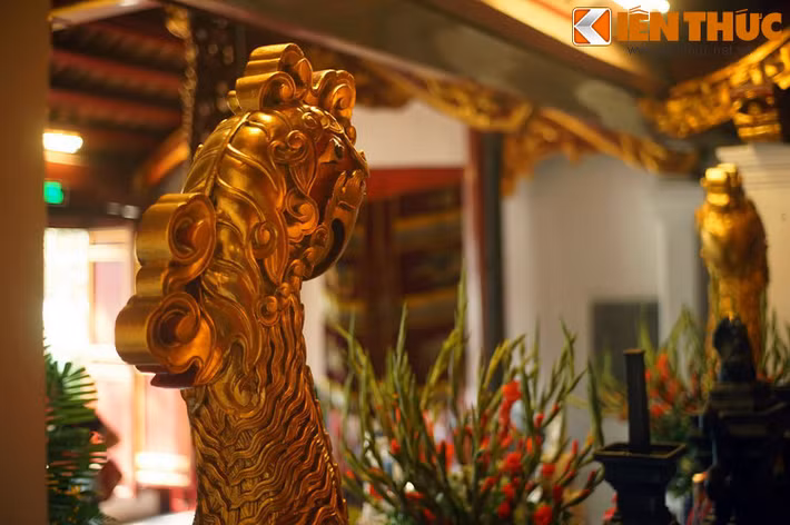 Lạ hơn, phía trên ngôi mộ có một đàn vẹt đông đảo bay kín như một đám mây lượn quanh bảo vệ, che chở cho ngôi mộ. Đàn vẹt ở đó rất lâu rồi bay đi. Vì vậy, nhà Trịnh rất tôn thờ chim vẹt và coi đó là biểu tượng của dòng họ mình...