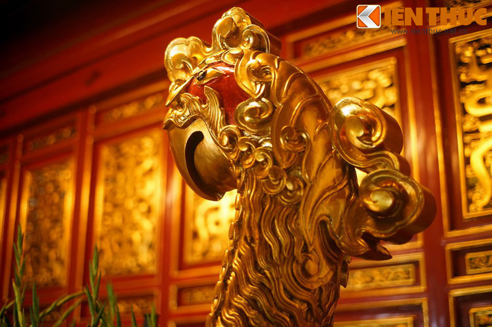 Sau đó lãnh đạo cuộc khởi nghĩa là Lê Lợi (1385-1433) lên ngôi vua, lấy niên hiệu là Lê Thái Tổ. Nhớ lại công lao của con vẹt khi xưa, vua Lê đã lệnh cho tạc tượng vẹt để thờ một cách trang trọng...