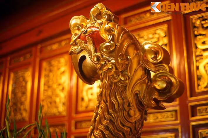 Sau đó lãnh đạo cuộc khởi nghĩa là Lê Lợi (1385-1433) lên ngôi vua, lấy niên hiệu là Lê Thái Tổ. Nhớ lại công lao của con vẹt khi xưa, vua Lê đã lệnh cho tạc tượng vẹt để thờ một cách trang trọng...