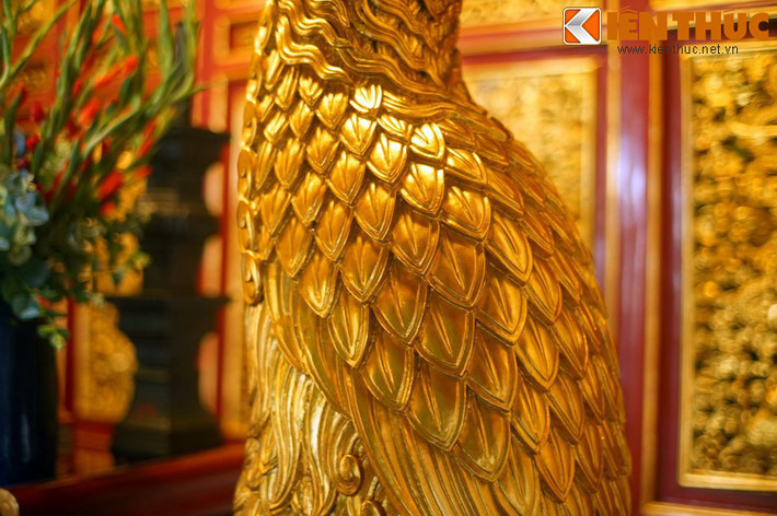 Một giai thoại khác cũng được Bảo tàng Lịch sử Quốc gia Việt Nam ghi chép, về tục thờ vẹt liên quan đến chúa Trịnh Kiểm (1503-1570) người mở đầu sự nghiệp của các chúa Trịnh. Theo đó, Trịnh Kiểm mồ côi cha từ nhỏ, gia cảnh khó khăn. Ông bắt đầu sự nghiệp trong vai trò người huấn luyện đàn ngựa chiến cho một viên tướng nhà Mạc.