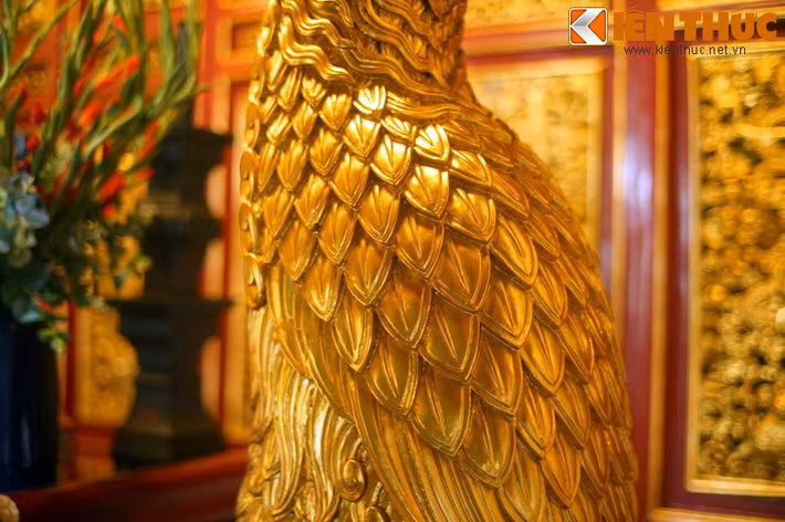 Một giai thoại khác cũng được Bảo tàng Lịch sử Quốc gia Việt Nam ghi chép, về tục thờ vẹt liên quan đến chúa Trịnh Kiểm (1503-1570) người mở đầu sự nghiệp của các chúa Trịnh. Theo đó, Trịnh Kiểm mồ côi cha từ nhỏ, gia cảnh khó khăn. Ông bắt đầu sự nghiệp trong vai trò người huấn luyện đàn ngựa chiến cho một viên tướng nhà Mạc.