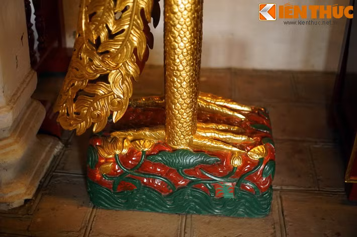 Đêm ấy nước sông như sôi lên, sấm chớp cùng mưa nguồn cuồn cuộn đổ về. Sáng ra trời ngừng mưa, nơi vực xoáy nhấn chìm mẹ Trịnh Kiểm chiều hôm trước bỗng nổi lên một gò đất lớn chạy từ giữa sông vào bờ, thành ngôi mộ thiên táng kỳ lạ ôm giữ thi hài của bà.