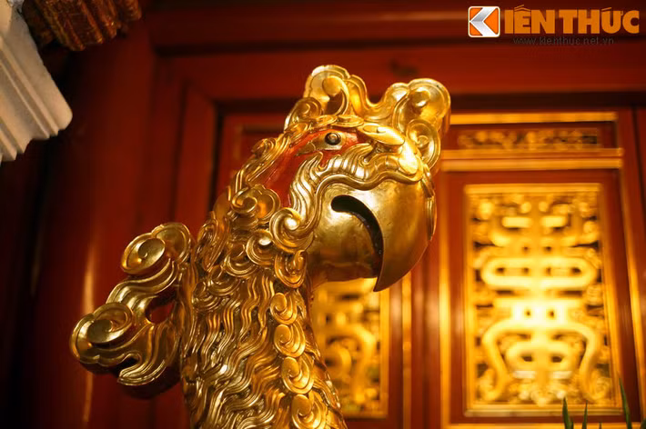 Từ miệng con vẹt, một loại quả đỏ tươi rơi xuống. Các binh sĩ nghĩ rằng quả chín chim ăn được thì con người cũng có thể ăn được, liền theo con chim đến một thung lũng có loại quả này chín rộ. Đó chính là quả bồ quân, loại quả quen thuộc với người dân xứ Thanh ngày nay.