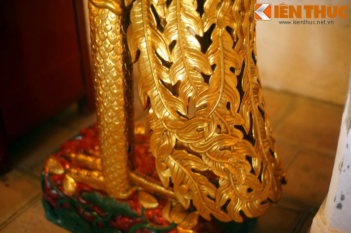 Được ít lâu có người khuyên Trịnh Kiểm không nên cộng tác với tướng nhà Mạc. Trịnh Kiểm nghe theo và mang theo con ngựa chiến đầu đàn rời doanh trại. Tướng nhà Mạc rất tức giận, bắt mẹ của Trịnh Kiểm nhốt vào một cái cũi tre, lấy đá lớn cột lại, thả xuống vực nước sâu.