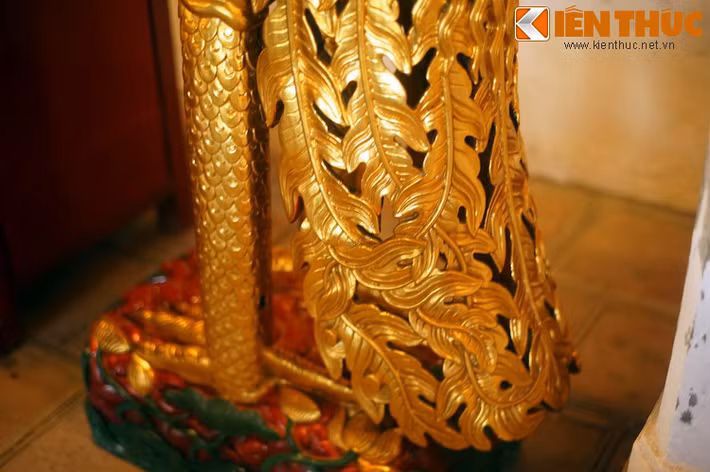 Được ít lâu có người khuyên Trịnh Kiểm không nên cộng tác với tướng nhà Mạc. Trịnh Kiểm nghe theo và mang theo con ngựa chiến đầu đàn rời doanh trại. Tướng nhà Mạc rất tức giận, bắt mẹ của Trịnh Kiểm nhốt vào một cái cũi tre, lấy đá lớn cột lại, thả xuống vực nước sâu.