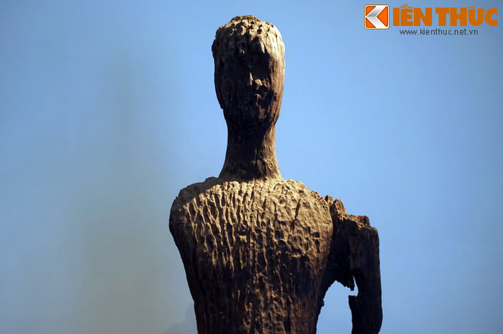 Đỉnh đầu tượng còn dấu vết Nhục khấu (Ushnisha, khối nổi trên đỉnh đầu, được coi là một quý tướng của Phật, biểu tượng của người đã giác ngộ), tóc xoắn ốc.