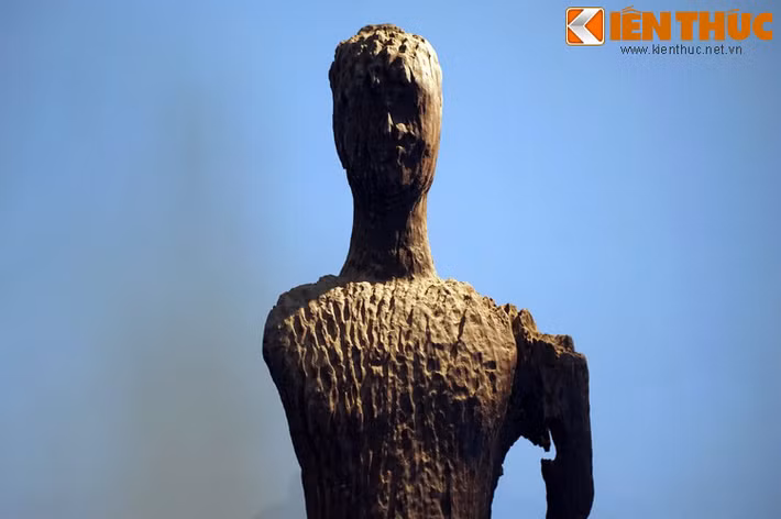 Đỉnh đầu tượng còn dấu vết Nhục khấu (Ushnisha, khối nổi trên đỉnh đầu, được coi là một quý tướng của Phật, biểu tượng của người đã giác ngộ), tóc xoắn ốc.