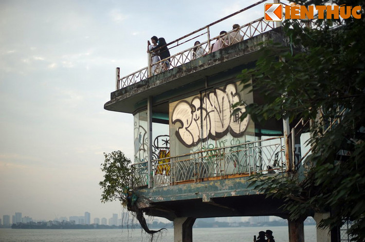 Có thông tin cho rằng vua Bảo Đại đã mua lại cơ sở này vào thập niên 1930 để phục vụ cho thú chơi thủy phi cơ của mình. Được biết, lúc sinh thời ông vua cuối cùng của nhà Nguyễn từng sở hữu hai chiếc thủy phi cơ hiện đại nhất thời đó, hiệu Sealand và Sea Otters.