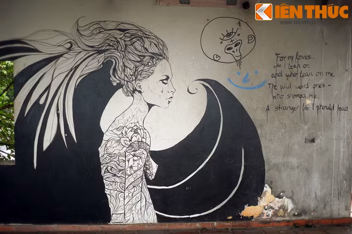 Các bức tường trống trải trở thành không gian để các nghệ sĩ đường phố trổ tài vẽ tranh graffiti. Trong khi, tương lai của nhà ga thủy phi cơ hồ Tây cho đến nay vẫn chưa rõ ràng.