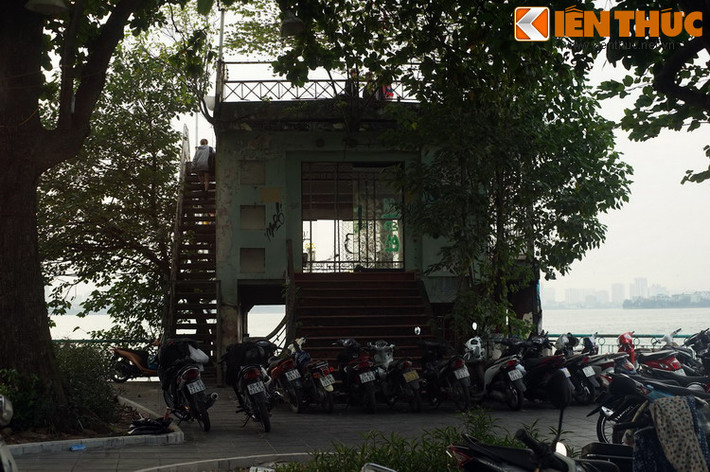 Gần kho chứa có một mỏm đất nhô ra hồ. Người Pháp đã cho san ủi mặt bằng và xây dựng ở đây một nhà ga hai tầng bằng bê tông. Vị trí nhà ga nằm rất gần khu vực trung tâm hành chính ở Hà Nội thời đó. Nhà ga có một cầu thang lớn ở giữa, dẫn lên tầng hai, và một cầu thang nhỏ ở bên hông dẫn lên tầng thượng.