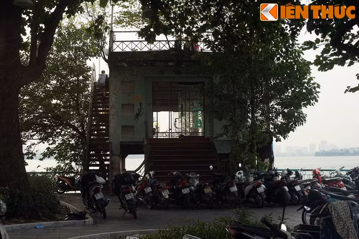 Gần kho chứa có một mỏm đất nhô ra hồ. Người Pháp đã cho san ủi mặt bằng và xây dựng ở đây một nhà ga hai tầng bằng bê tông. Vị trí nhà ga nằm rất gần khu vực trung tâm hành chính ở Hà Nội thời đó. Nhà ga có một cầu thang lớn ở giữa, dẫn lên tầng hai, và một cầu thang nhỏ ở bên hông dẫn lên tầng thượng.