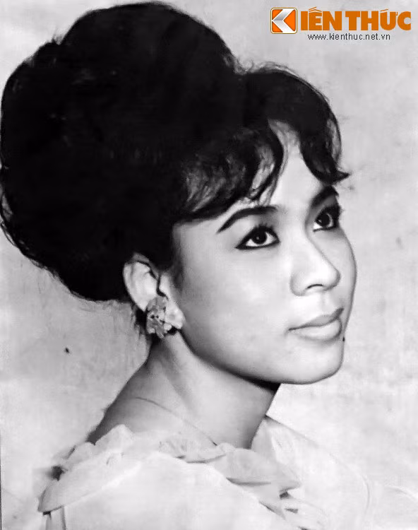 Vào ngày 8/10 vừa qua, nhiếp ảnh gia tài hoa đất Sài Gòn đã qua đời ở tuổi 85. Cho đến nay, các tác phẩm của ông vẫn được coi là mẫu mực trong thể loại ảnh chân dung người nổi tiếng. Ảnh: Ca sĩ Minh Hiếu.