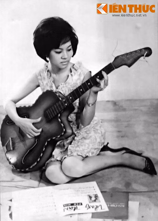 Lần giở lại các dòng tiểu sử, ông Đinh Tiến Mậu sinh năm 1935 tại làng nhiếp ảnh Lai Xá, Hà Đông (cũ). Ông theo cha vào Sài Gòn học nghề, lập nghiệp từ thuở nhỏ và thành danh tại mảnh đất này. Ảnh: Ca sĩ Giao Linh.