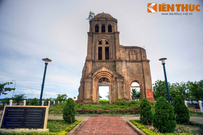 2. Trên đường Nguyễn Du ở trung tâm thành phố Đồng Hới, tỉnh Quảng Bình có một di tích lịch sử rất đặc biệt. Đó là phế tích của nhà thờ Tam Tòa - công trình từng được coi là một trong những nhà thờ đẹp nhất ở Việt Nam thời thuộc địa.