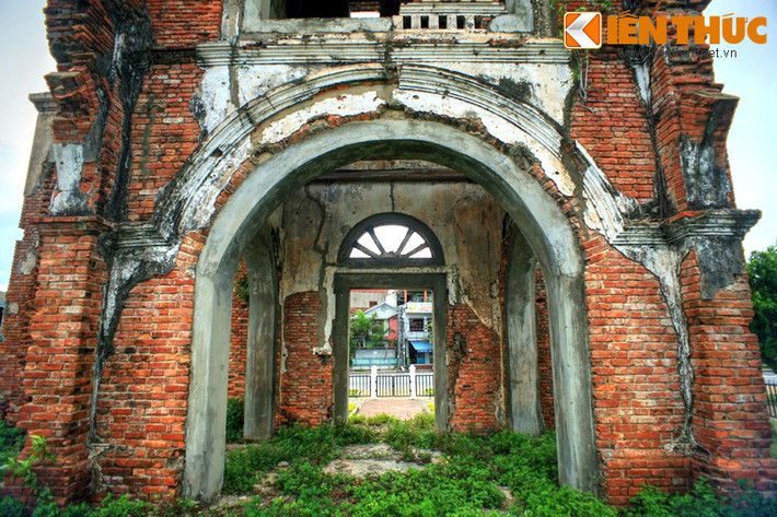 Nhà thờ được xây từ năm 1886 với phong cách kiến trúc Bồ Đào Nha độc đáo, khác với phần lớn các nhà thờ được xây ở Việt Nam cùng thời kỳ. Đáng tiếc, nhà thờ đã có một số phận không mấy may mắn trong những năm tháng tồn tại của mình.