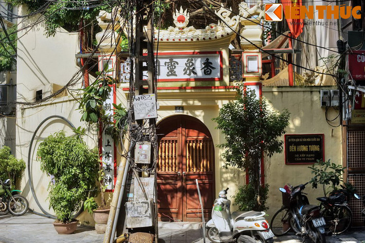 Theo các sử liệu, đền được lập từ đời Trần, là nơi thờ Nguyễn Trung Ngạn (1289-1370) người từng giữ chức Kinh sư đại doãn, là chức quan đứng đầu Kinh thành Thăng Long đời Trần.