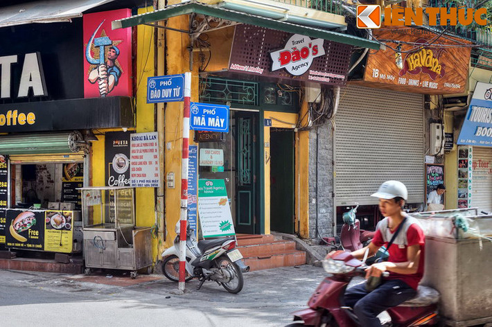 Tên phố Mã Mây là tên gọi ghép từ hai tên phố xưa: phố Hàng Mây là đoạn giáp Hàng Buồm, có những cửa hàng bán song, mây và phố Hàng Mã là đoạn giáp Hàng Bạc, có những cửa hàng bán đồ mã như nhà táng, hình nhân, mũ ông công, tiền giấy...