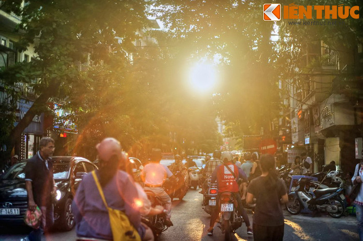 Vào thời Pháp thuộc, phố có tên tiếng Pháp là Rue du Pont-en-Bois, dịch nghĩa đen từ tên gọi “Cầu Gỗ”. Từ năm 1945 phố đổi sang tên tiếng Việt là phố Cầu Gỗ cho đến nay.