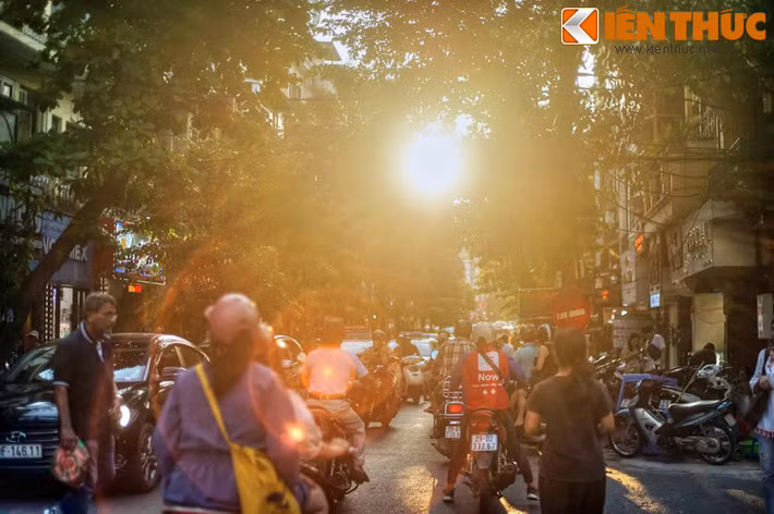 Vào thời Pháp thuộc, phố có tên tiếng Pháp là Rue du Pont-en-Bois, dịch nghĩa đen từ tên gọi “Cầu Gỗ”. Từ năm 1945 phố đổi sang tên tiếng Việt là phố Cầu Gỗ cho đến nay.