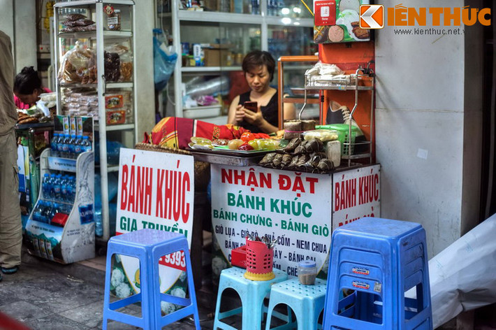 Đặc biệt, nơi đây vẫn còn giữ được tiếng tăm của một khu phố ẩm thực nổi tiếng, với sự hiện diện của rất nhiều món ăn dân dã của Hà Nội như bánh khúc, bún thang, bún chả, bún riêu cua...