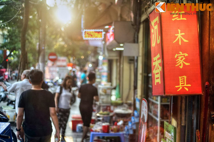 Con phố này từng được biết đến như một địa điểm chuyên bán sơn và các loại dầu cung cấp cho thợ làm tranh sơn mài, gắn thùng gỗ, bả hoành phi, câu đối.