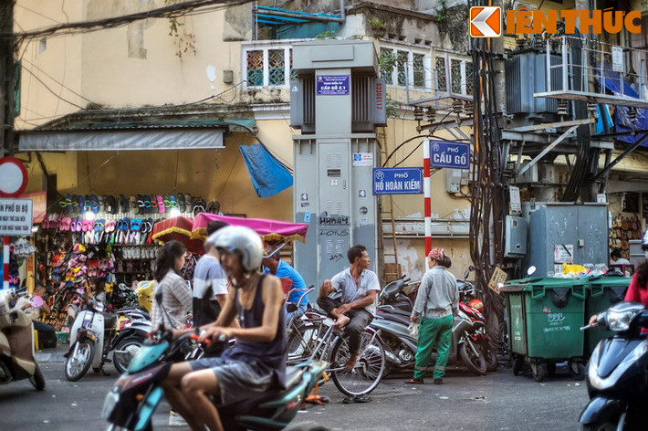 Chạy sát bờ Bắc Hồ Gươm, lại kề với chợ Hàng Bè và các phố buôn bán nổi tiếng như Hàng Đào, Hàng Gai nên từ xa xưa phố Cầu Gỗ đã là một khu phố buôn bán rất nhộn nhịp.