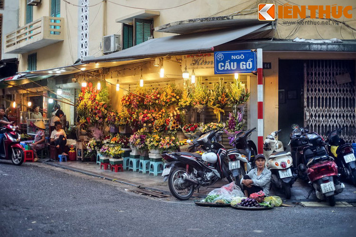 Ngoài ra, con ngõ nối phố Cầu Gỗ với phố Gia Ngư cũng được gọi là ngõ Cầu Gỗ. Ngõ này xưa kia là nơi họp của chợ Hàng Bè nổi tiếng phố cổ.