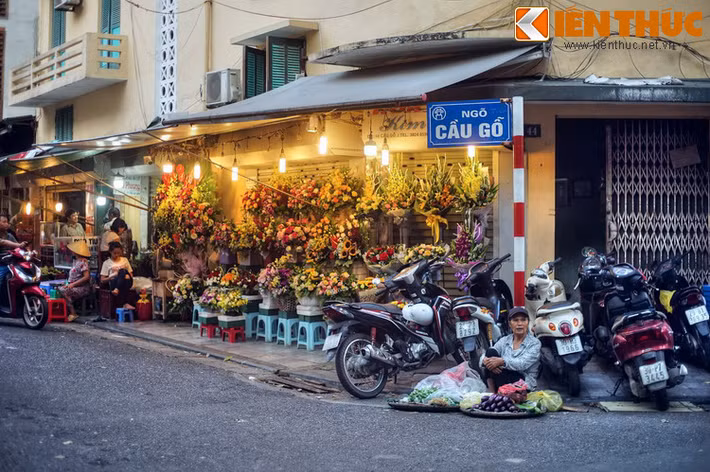 Ngoài ra, con ngõ nối phố Cầu Gỗ với phố Gia Ngư cũng được gọi là ngõ Cầu Gỗ. Ngõ này xưa kia là nơi họp của chợ Hàng Bè nổi tiếng phố cổ.