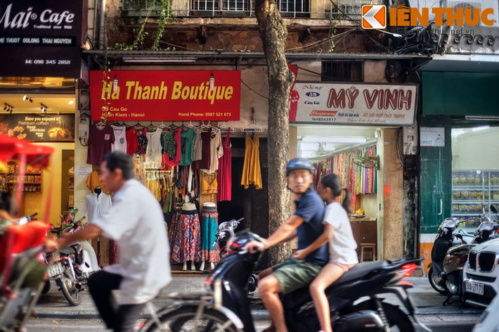 Phố Cầu Gỗ ngày nay đã đổi thay rất nhiều, là khu phố mang nét hiện đại hòa lẫn dáng vẻ cổ kính. Những nghề truyền thống đã biến mất, thay vào đó là sự hiện diện của các cửa hàng thời trang, hiệu sách, hiệu vàng, nhà hàng, khách sạn, quán cà phê, ngân hàng…