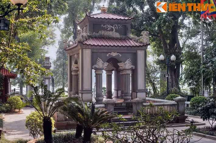 Toàn bộ các hạng mục của khu tượng đài có sự kết hợp hài hòa với khung cảnh của Hồ Gươm, vừa mang vẻ trang nghiêm vừa không kém phần nên thơ. Đây vừa là một công trình thể hiện truyền thống văn hóa tốt đẹp của dân tộc, vừa là một điểm đến mà du khách không nên bỏ qua ở Hồ Gươm.