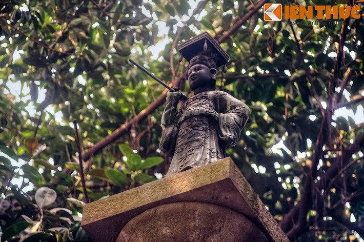 Trên đỉnh trụ là tượng vua Lê Thái Tổ được đúc bằng đồng. Tượng cao khoảng 1,2 mét, tạo hình trong tư thế đứng, tay phải cầm kiếm hơi chúc xuống, tay trái chống vào hông. Đầu vua đội mũ bình thiên, bốn góc có treo kim tòng, mình mặc áo long bào, đeo đai lưng.