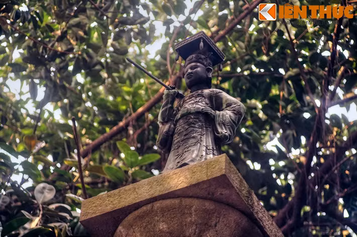 Trên đỉnh trụ là tượng vua Lê Thái Tổ được đúc bằng đồng. Tượng cao khoảng 1,2 mét, tạo hình trong tư thế đứng, tay phải cầm kiếm hơi chúc xuống, tay trái chống vào hông. Đầu vua đội mũ bình thiên, bốn góc có treo kim tòng, mình mặc áo long bào, đeo đai lưng.